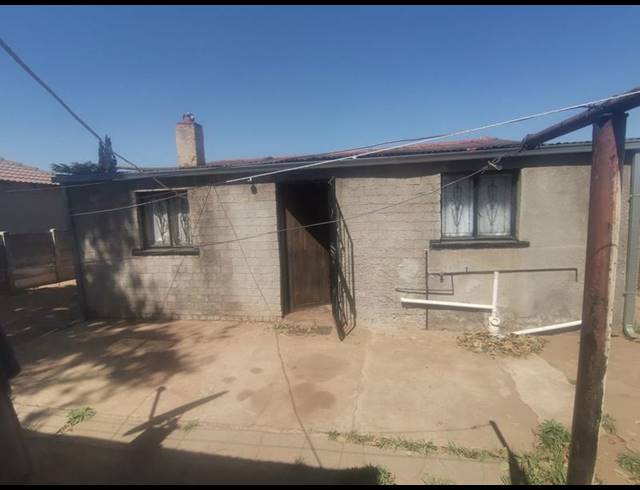 3 BEDROOM HOUSE FOR SALE IN NHLAPO